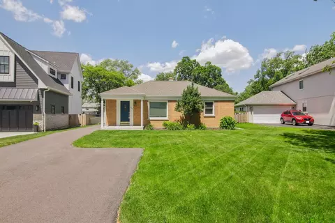 604 W Bunting Ln, Mount Prospect, IL 60056