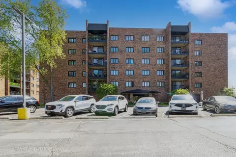 9377 Landings Ln #304, Des Plaines, IL 60016