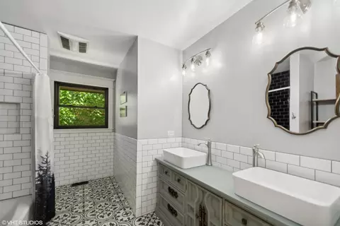 Bath - 268 Stonegate Rd, Trout Valley, IL 60013 photo 3 of 3