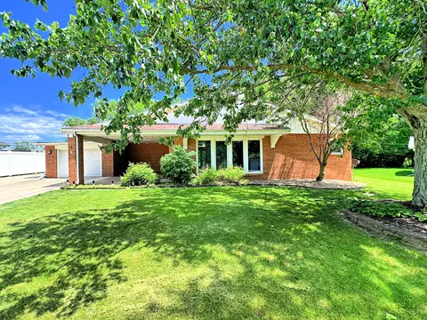 4 Hilltop Dr, Streator, IL 61364