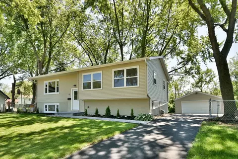 72 Petrie Cir, Streamwood, IL 60107