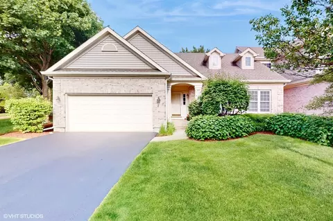 2 Juniper Ct, Lake In The Hills, IL 60156