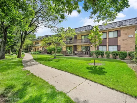 8020 Woodglen Ln #110, Downers Grove, IL 60516
