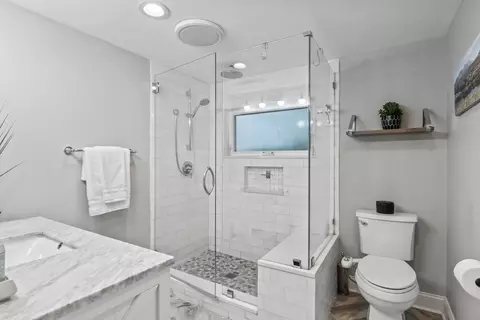 Bath - 1105 Arbor Ln, Glenview, IL 60025 photo 2 of 4