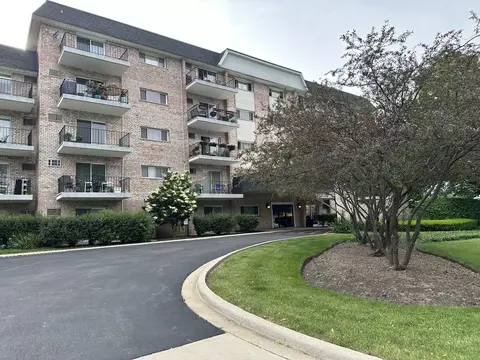 1000 S Lorraine Rd #111, Wheaton, IL 60189