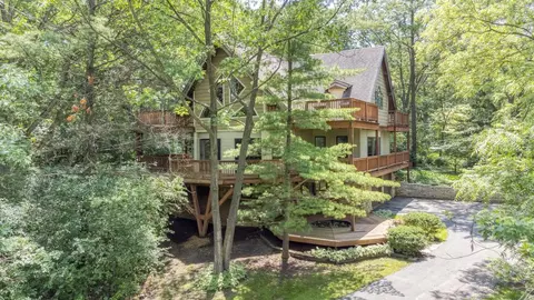 74 Lake Shore Dr, Barrington, IL 60010