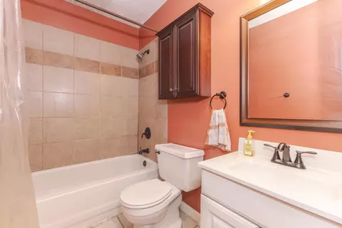 Bath - 310 Victoria Dr, Normal, IL 61761 photo 1 of 2