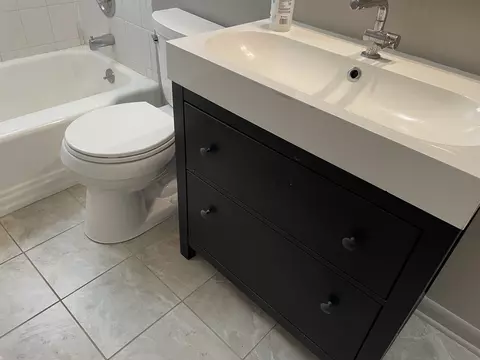 Bath - 910 E Liberty Dr, Wheaton, IL 60187 photo 3 of 3