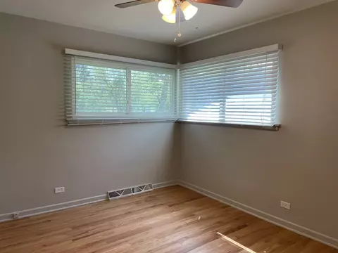 Bedroom - 910 E Liberty Dr, Wheaton, IL 60187 photo 2 of 5