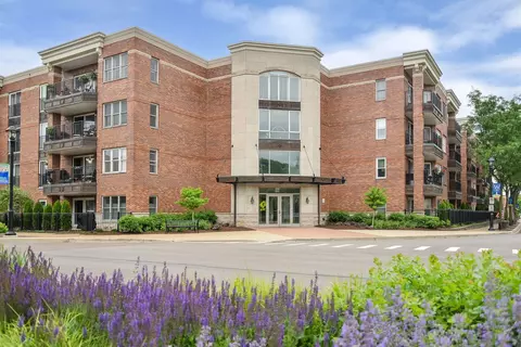 111 N Wheaton Ave #206, Wheaton, IL 60187