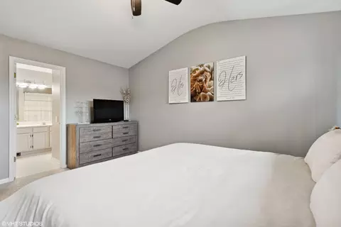 Bedroom - 1278 Silk Oak Ln, Bartlett, IL 60103 photo 2 of 3