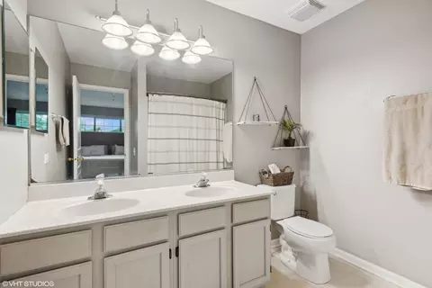 Bath - 1278 Silk Oak Ln, Bartlett, IL 60103 photo 2 of 3