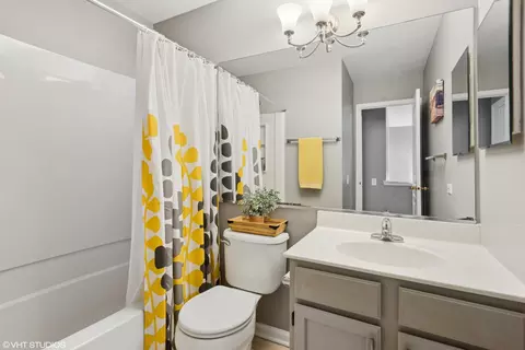 Bath - 1278 Silk Oak Ln, Bartlett, IL 60103 photo 3 of 3