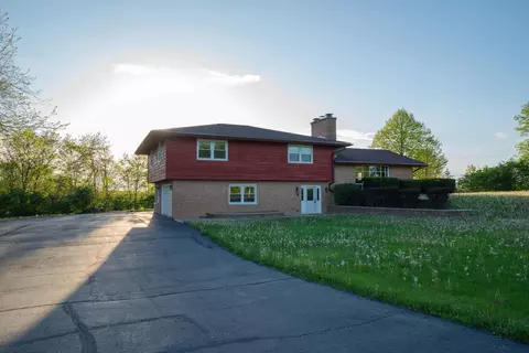 10 Tomahawk Trl, Oswego, IL 60543