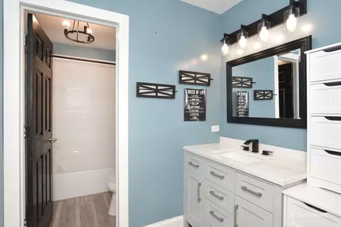 Bath - 3030 Chalkstone Ave, Elgin, IL 60124 photo 5 of 5