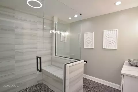 Bath - 3030 Chalkstone Ave, Elgin, IL 60124 photo 3 of 5