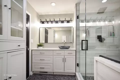 Bath - 3030 Chalkstone Ave, Elgin, IL 60124 photo 2 of 5