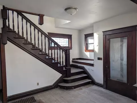 Entry Way - 309 E Jefferson St, Freeport, IL 61032 photo 2 of 3