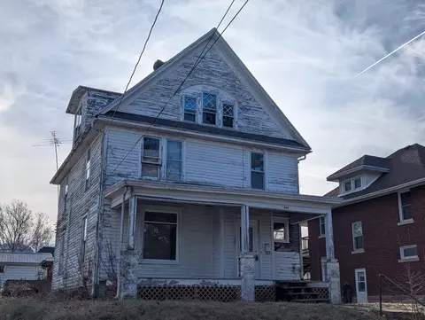 309 E Jefferson St, Freeport, IL 61032