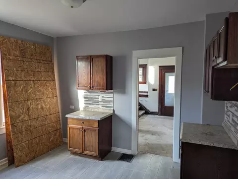 Entry Way - 309 E Jefferson St, Freeport, IL 61032 photo 1 of 3
