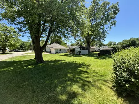 Exterior - 212 E 4th St, Gridley, IL 61744 photo 2 of 8