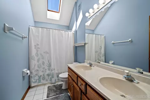 Bath - 445 Windsor Dr, Oswego, IL 60543 photo 3 of 3