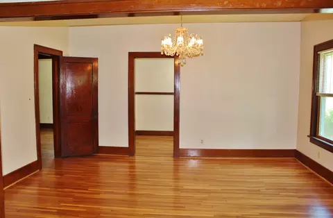 Living - 520 E Washington St, Morris, IL 60450 photo 3 of 5