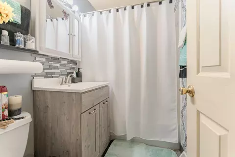 Bath - 1459 W 163rd St, Markham, IL 60428 photo 1 of 2