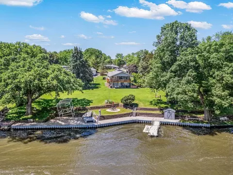 23 Holiday Dr, Lake Holiday, IL 60552