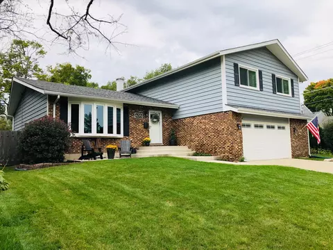 635 Ardmore Ter, Libertyville, IL 60048