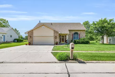 1305 E Jeffery Dr, Mahomet, IL 61853