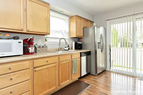 Kitchen - 1440 Brookside Dr, Hoffman Estates, IL 60169 photo 2 of 3
