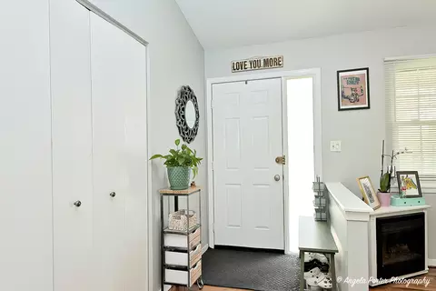 Entry Way - 1440 Brookside Dr, Hoffman Estates, IL 60169 photo 1 of 1