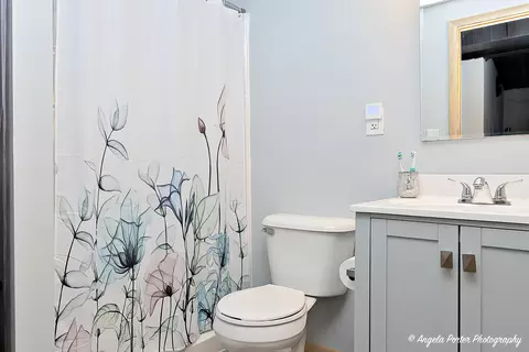 Bath - 1440 Brookside Dr, Hoffman Estates, IL 60169 photo 1 of 2