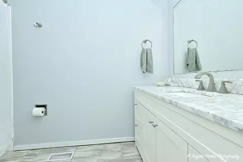 Bath - 1440 Brookside Dr, Hoffman Estates, IL 60169 photo 2 of 2