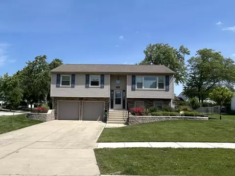1404 Elm Dr, Schaumburg, IL 60194