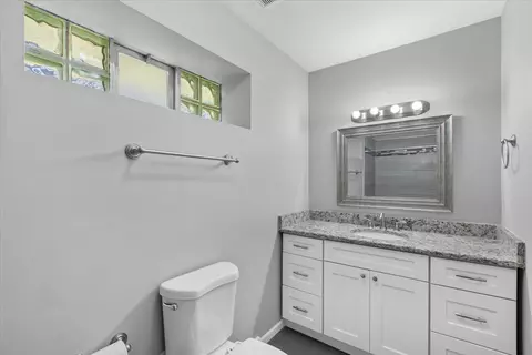 Bath - 3939 Elm Ave, Brookfield, IL 60513 photo 1 of 2