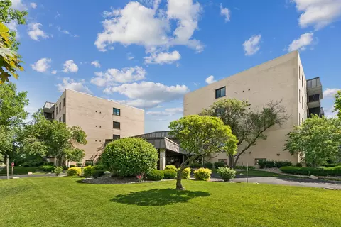 5840 W 104th St #311, Oak Lawn, IL 60453