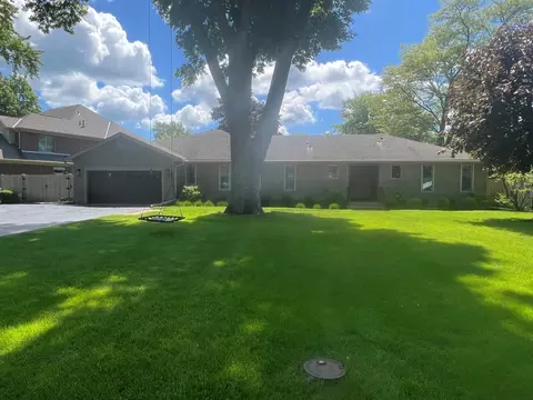 2021 Walnut Cir, Northbrook, IL 60062