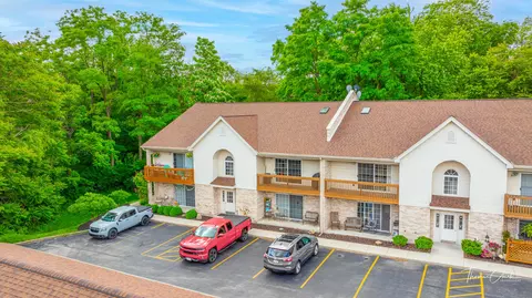 800 Madison St #2E, Lockport, IL 60441