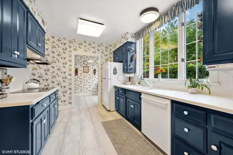 Kitchen - 415 Berkeley Ave, Winnetka, IL 60093 photo 2 of 3