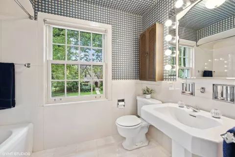 Bath - 415 Berkeley Ave, Winnetka, IL 60093 photo 3 of 3