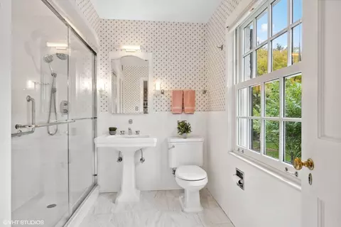 Bath - 415 Berkeley Ave, Winnetka, IL 60093 photo 2 of 3
