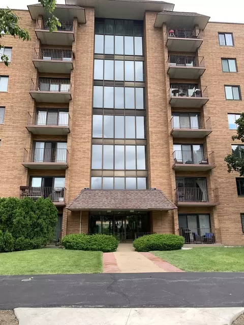 1717 W Crystal Ln #205, Mount Prospect, IL 60056