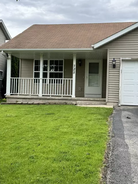 725 Hawthorne Ln, Genoa, IL 60135