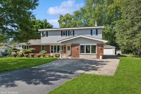 208 Spring Ct, Roselle, IL 60172