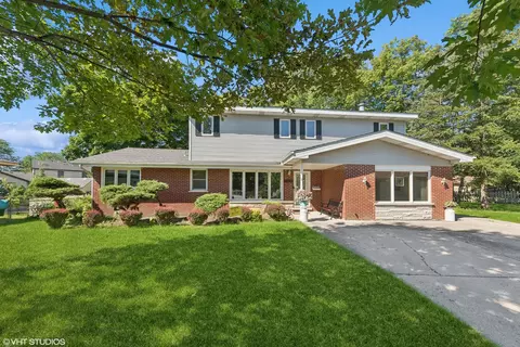 Exterior - 208 Spring Ct, Roselle, IL 60172 photo 2 of 5