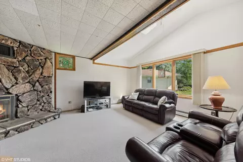 Living - 208 Spring Ct, Roselle, IL 60172 photo 3 of 4