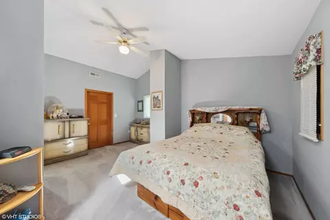 Bedroom - 208 Spring Ct, Roselle, IL 60172 photo 1 of 4