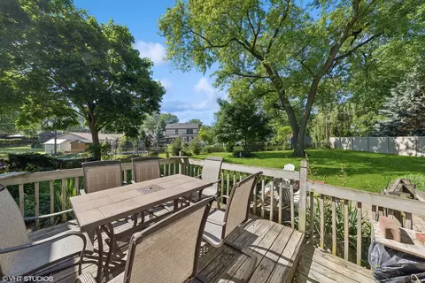 Exterior - 208 Spring Ct, Roselle, IL 60172 photo 3 of 5